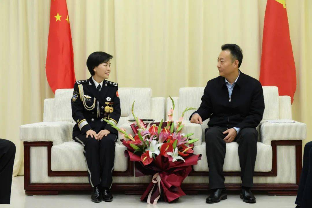 杨青玖会见平安中国建设先进集体代表