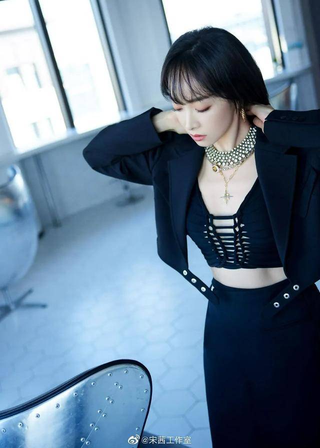 宋茜穿着镂空吊带背心太美艳!大秀魔鬼身材性感迷人_黑色_肌肤_事业