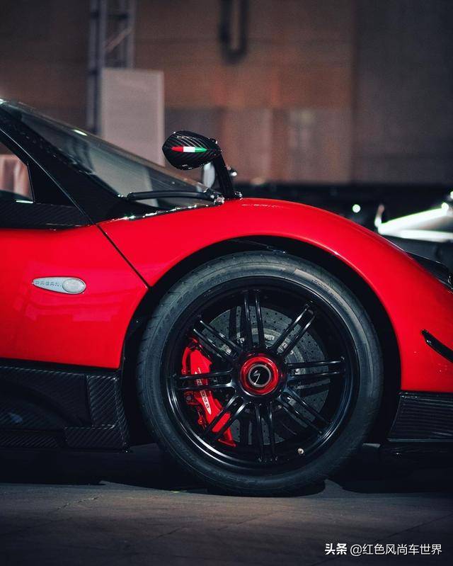 跑车中的艺术品红色帕加尼zondas超级跑车美图欣赏