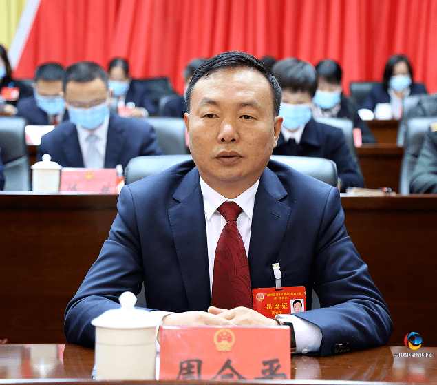 六枝特区第十三届人民代表大会第一次会议胜利闭幕