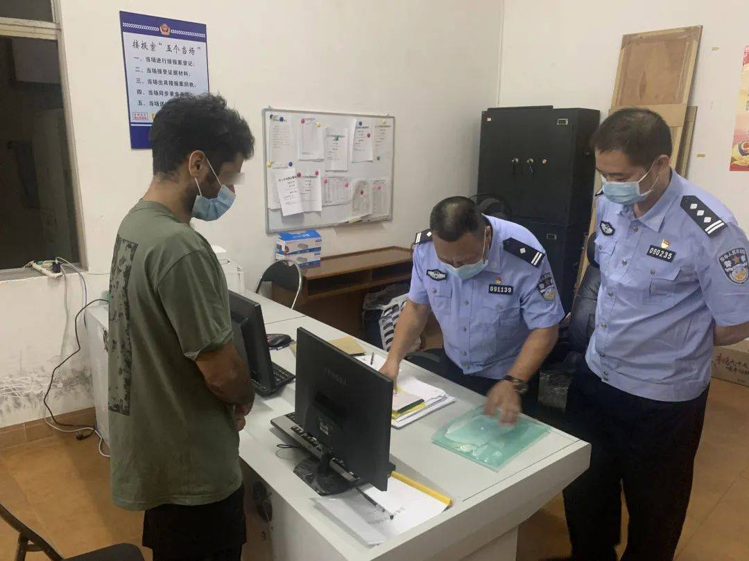 【猛看】前日,一名外籍男子来到汕头市公安局便衣侦查支队值班室,原来