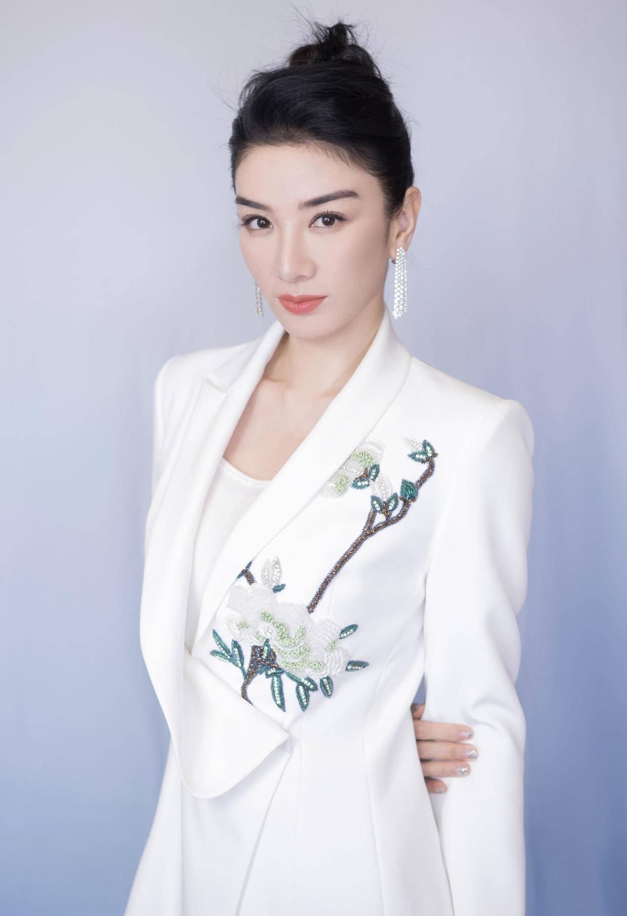 黄奕太有女强人气场,穿白色刺绣西装出席活动,轻松hold住全场_款式