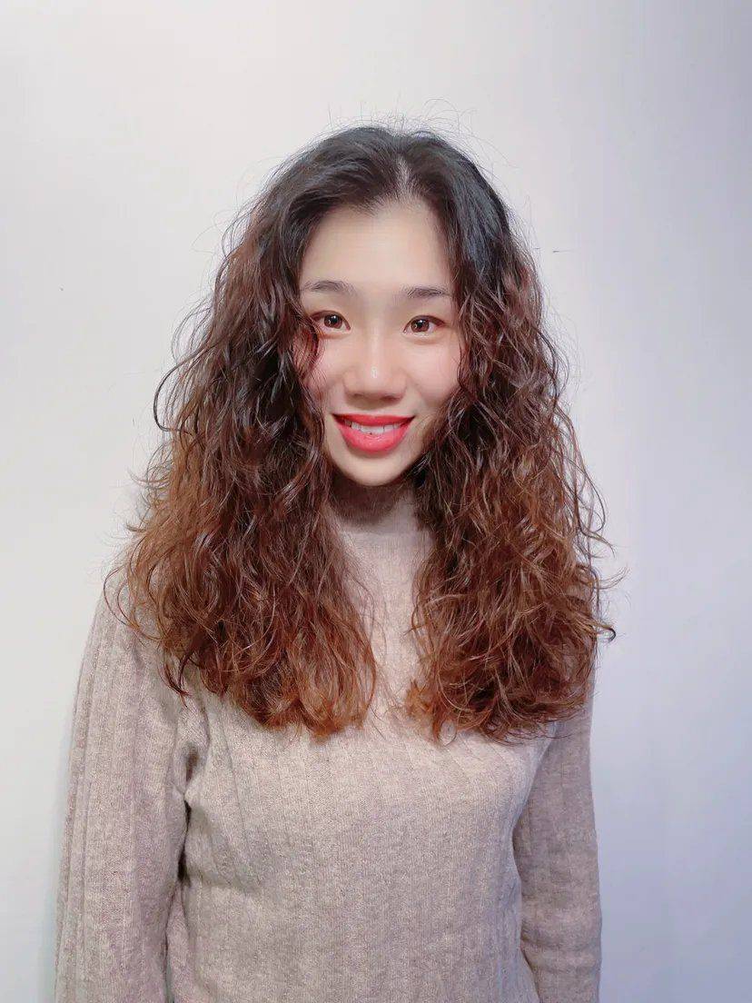 小卷烫全头可以有效地增加发根的支撑力,呈现出更好