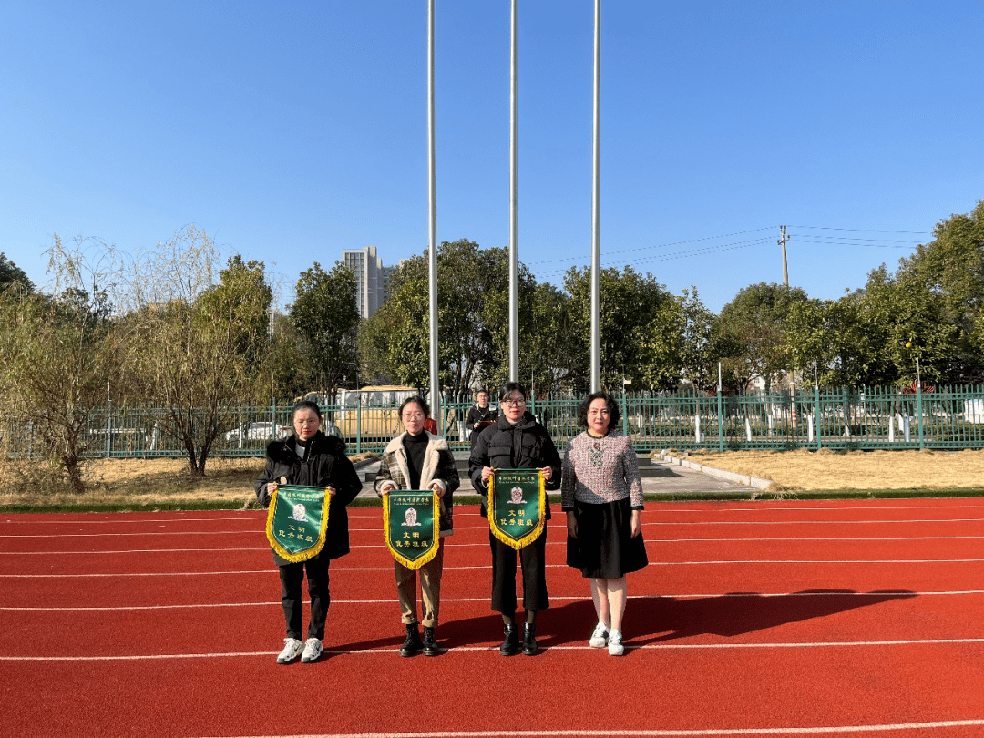 让我们为理想而奋斗记平湖枫叶国际学校第17周升旗仪式