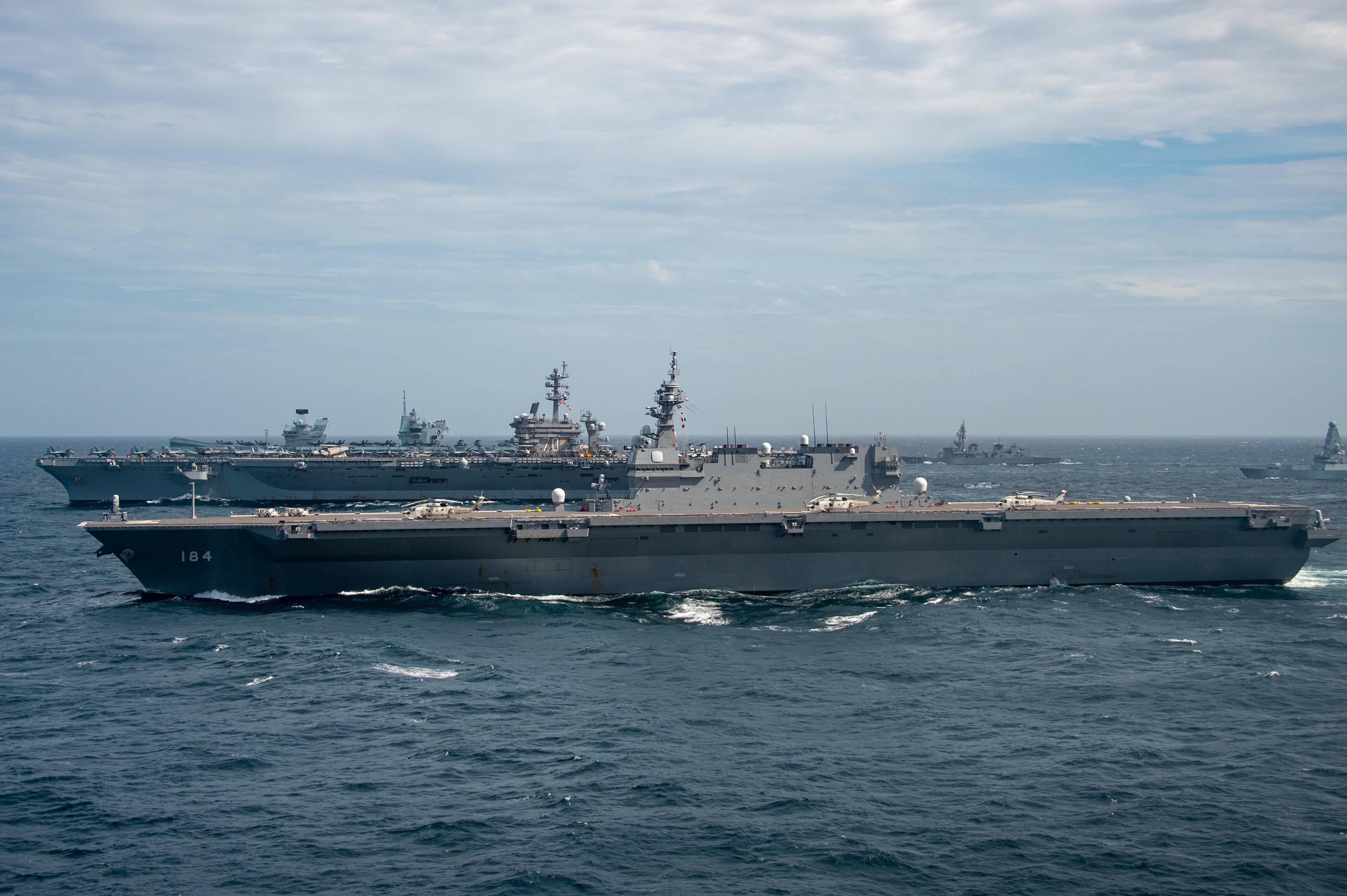 日本海上自卫队加贺号(近),美军卡尔·文森号航母(中)及英国海军