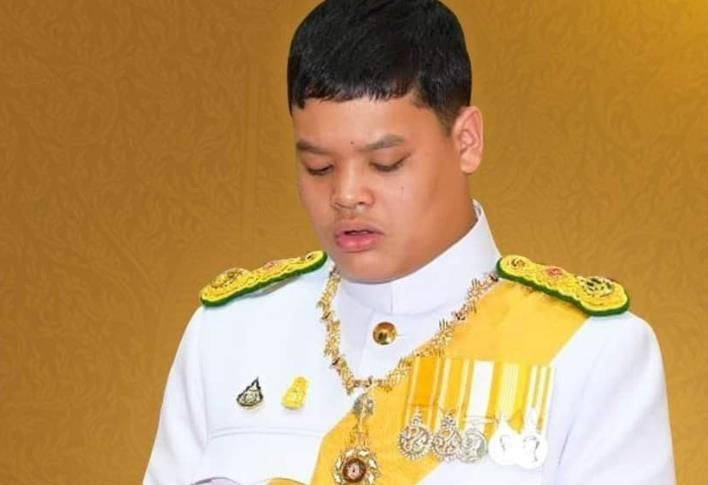 提帮功王子亮出态度跟36岁诗妮娜更亲近母子联手解救西拉米