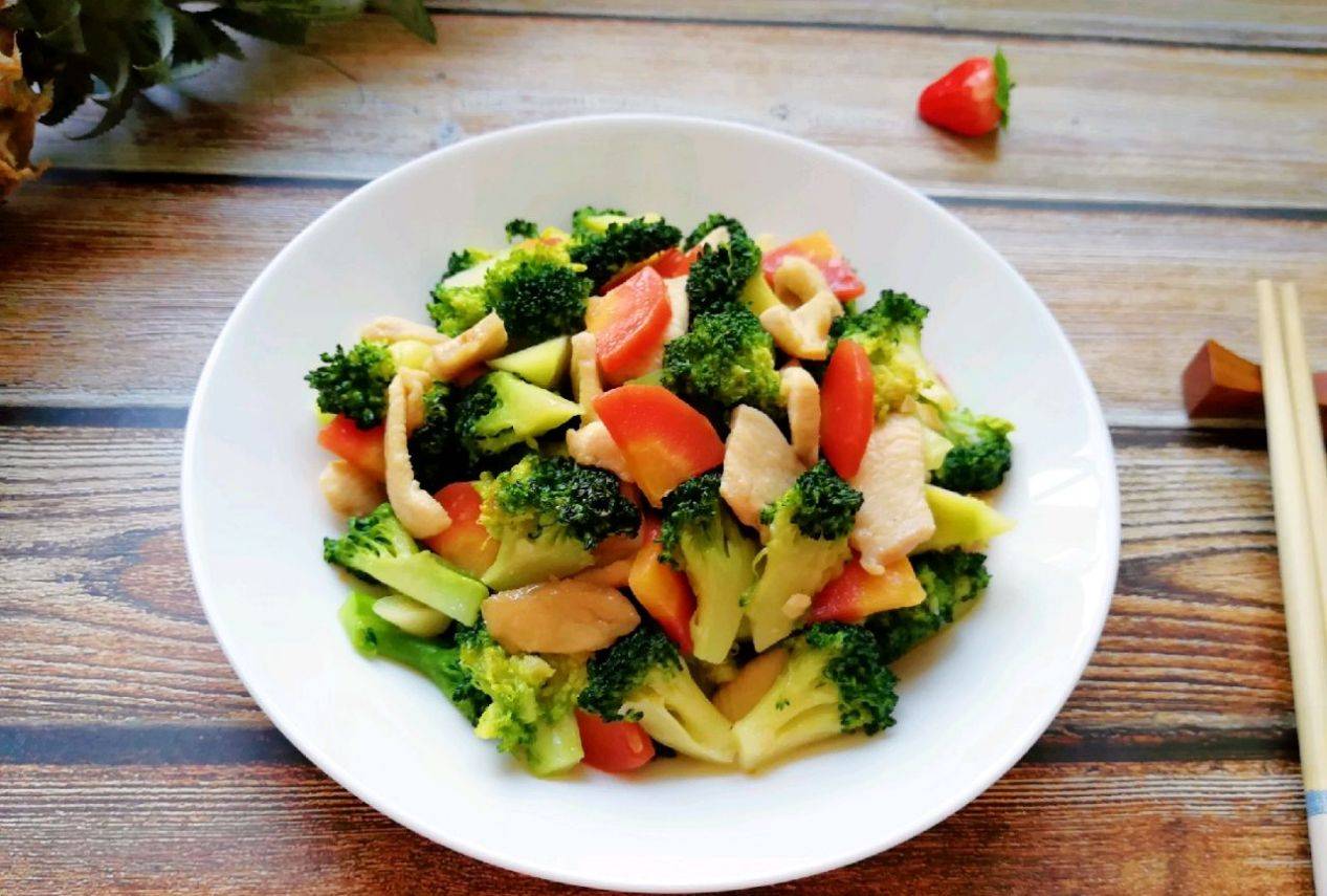 西兰花红萝卜烩鸡肉,颜色搭配很养眼,营养丰富_胡萝卜_生活_下锅