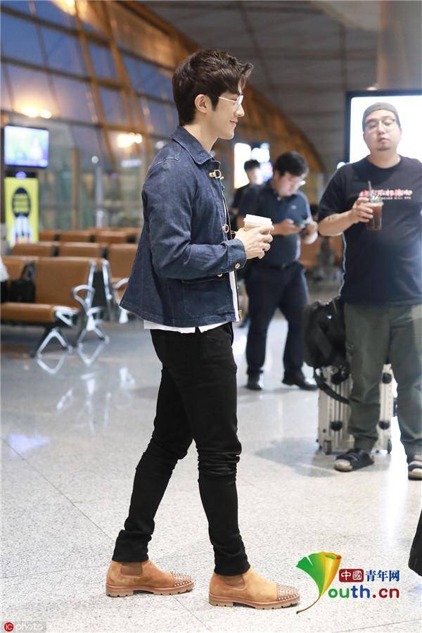 李治廷现身机场悠闲漫步品咖啡贵公子范儿十足