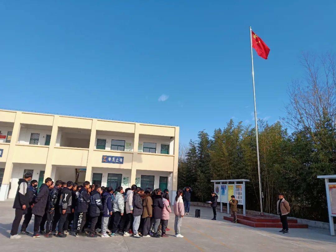 本次升旗仪式由泗县长沟镇裴堂小学四年级中队主持,国旗下讲话的主题