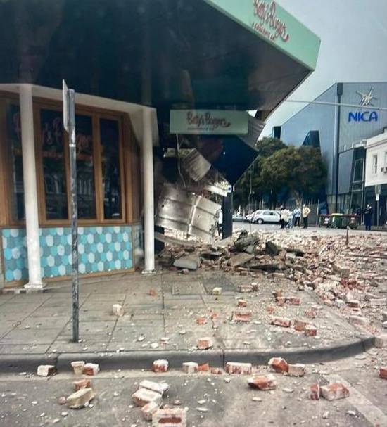 澳大利亚地震现场剧烈晃动持续近20秒房顶砖头碎一地