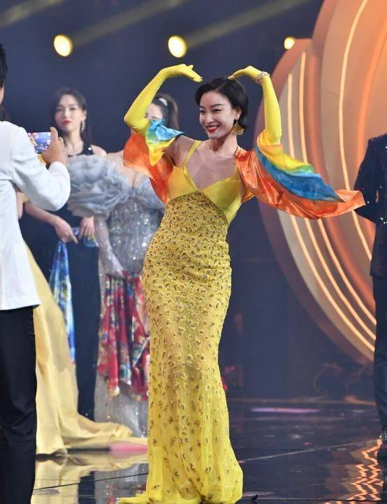 倪妮再次大胆展露自己傲人身材身穿黄色礼服惊艳众人