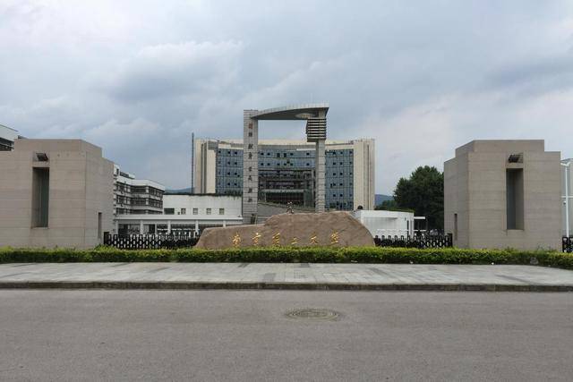 分别是现在的:北京理工大学(原北京工学院),南京理工大学(原华东工