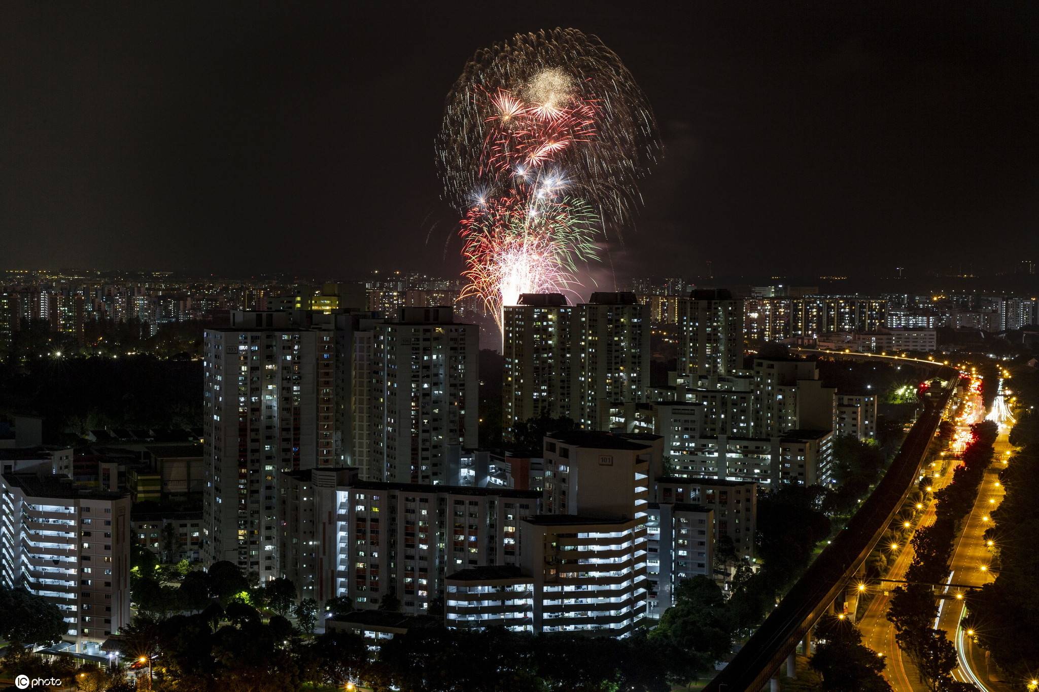 新加坡夜空上演烟花秀02庆祝国庆日
