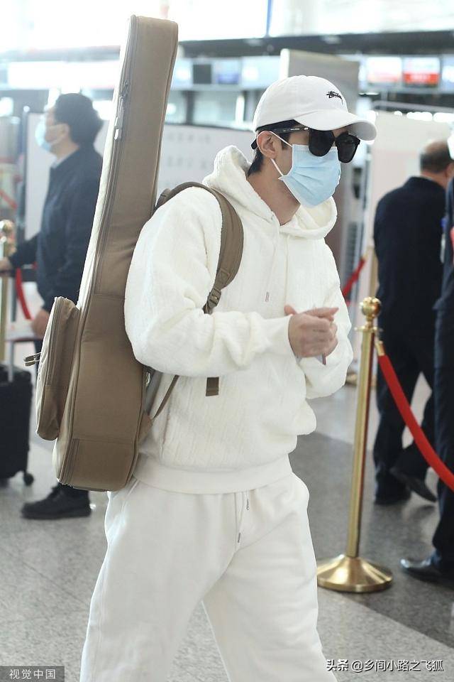 李治廷全身白造型简约不失时尚肩背乐器十足艺术范儿