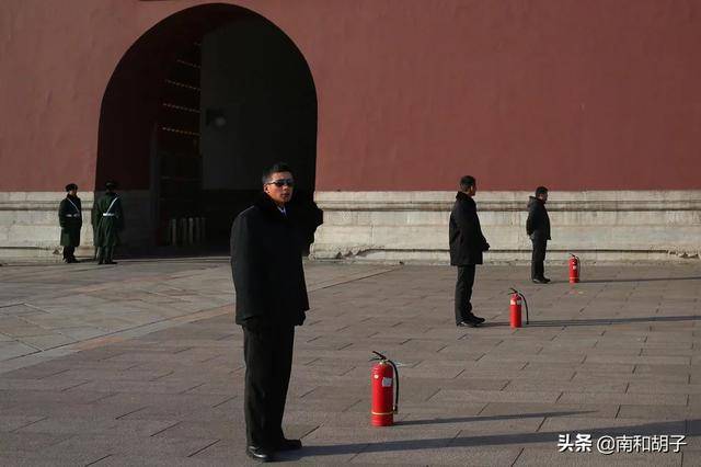 天安门便衣警卫网络怒赞帅气,背后的神秘武器更是引起热论_警棍_什么