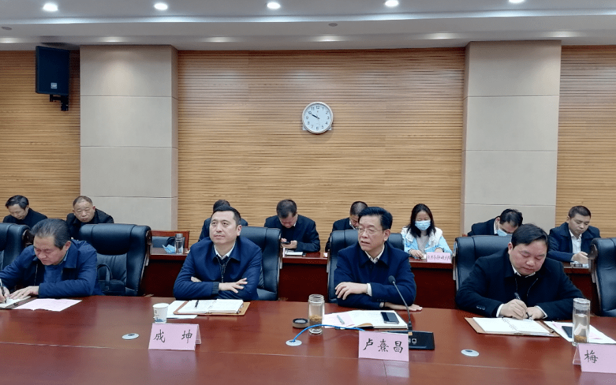 会上,郧阳区委副书记,区长梅华与中国六冶公司中铝国际巡视员杨意诚