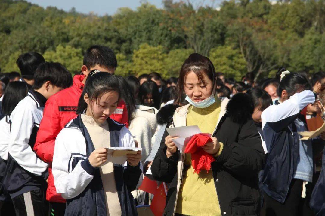 青春向党奋发有为2021年龙南中学成人礼活动