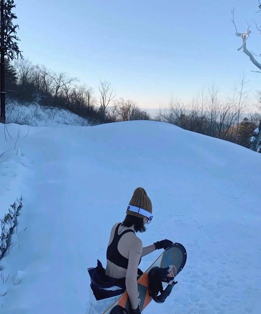 雪地|这届网红，滑雪只穿性感bra...看完给跪了！