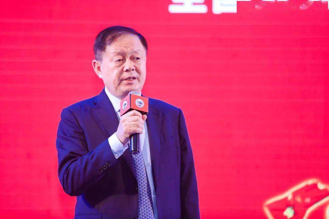 深圳市江西商会会长熊建明对莅临大会的领导和嘉宾表示热烈欢迎和衷心