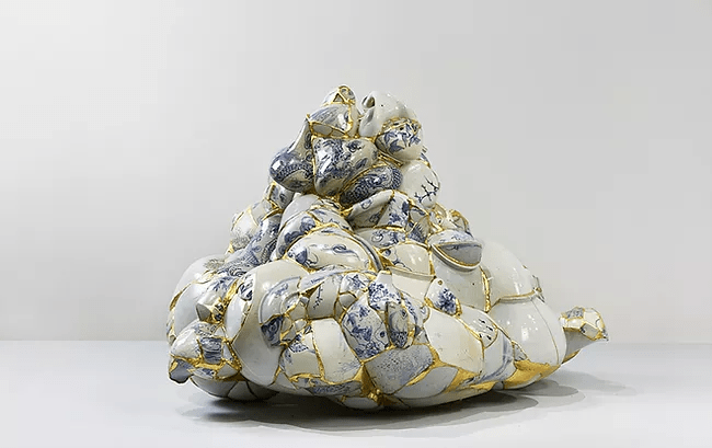 破碎的瓷器碎片在 yeesookyung 的雕塑中优雅地被粘合_艺术网_中国