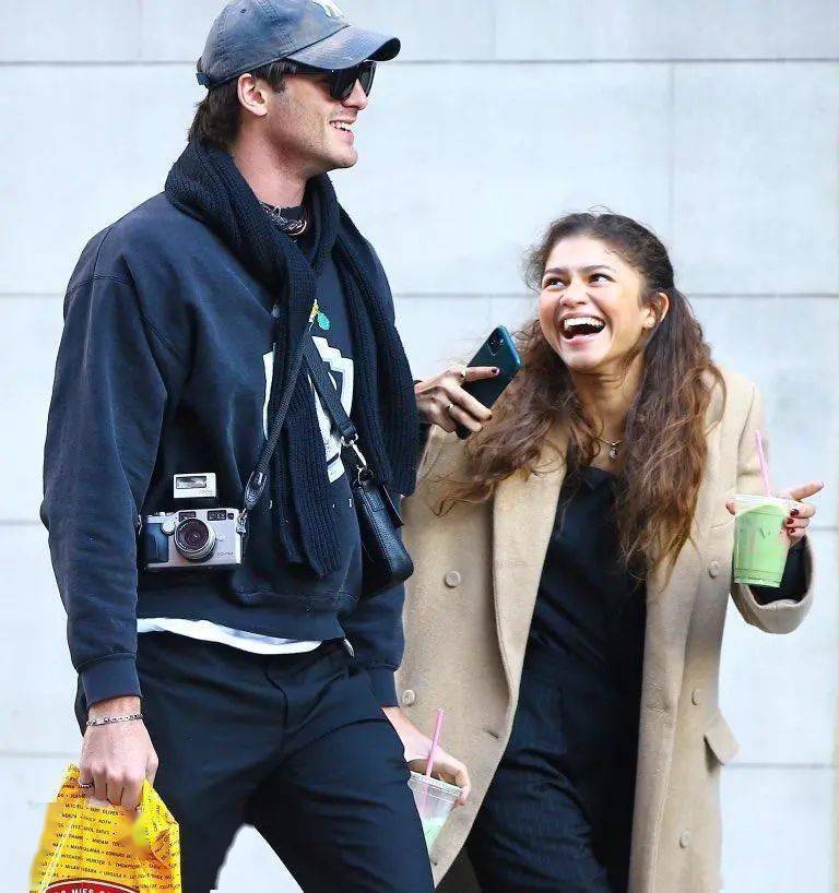 分手当红超模秒恋星二代网红好莱坞97年帅气鲜肉遭群嘲靠女人上位