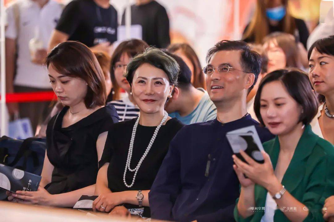 高平带来了第五首,第六首木心的乐曲,还请到刘宗琴女士演奏长笛部分