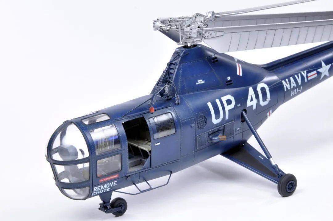 暴风雪中的小蜻蜓ho3s1直升机