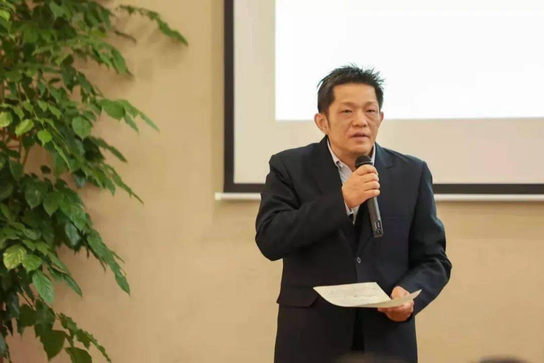 驻足在"在之间61優教育文化空间",常州市钟楼区教育局副局长金松武