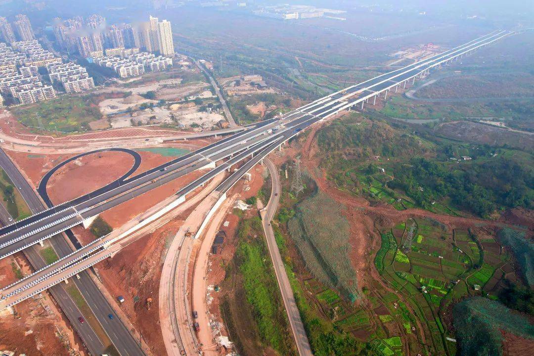 終點接科學城隧道渝襄鐵路,西永綜保區,渝遂高速再橫跨科學大道,興珞