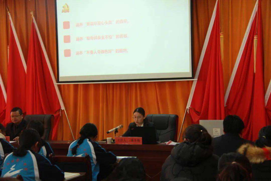 12月21日,县委书记蒋冬梅深入乌兰县第一中学宣传党的十九届六中全会