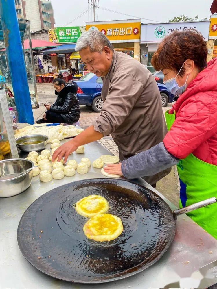 摊子是一对老夫妻经营的,他们是成都人,90年就到宜宾来摆摊卖锅盔,从