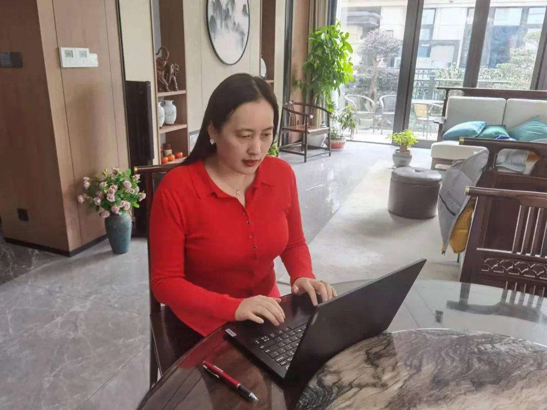 正在居家隔离的杭州市丁兰实验中学党总支副书记,校长赵骎实时连线,为
