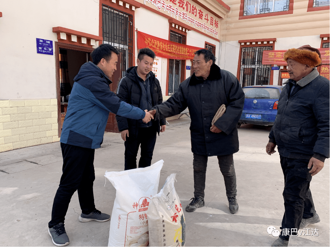 段世昌以拉家常的方式与帮扶对象促膝交流,详细了解困