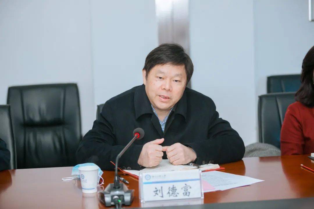 吕吉云一行现场考察了征兵工作站建设情况,观看了我校退伍大学生拍摄