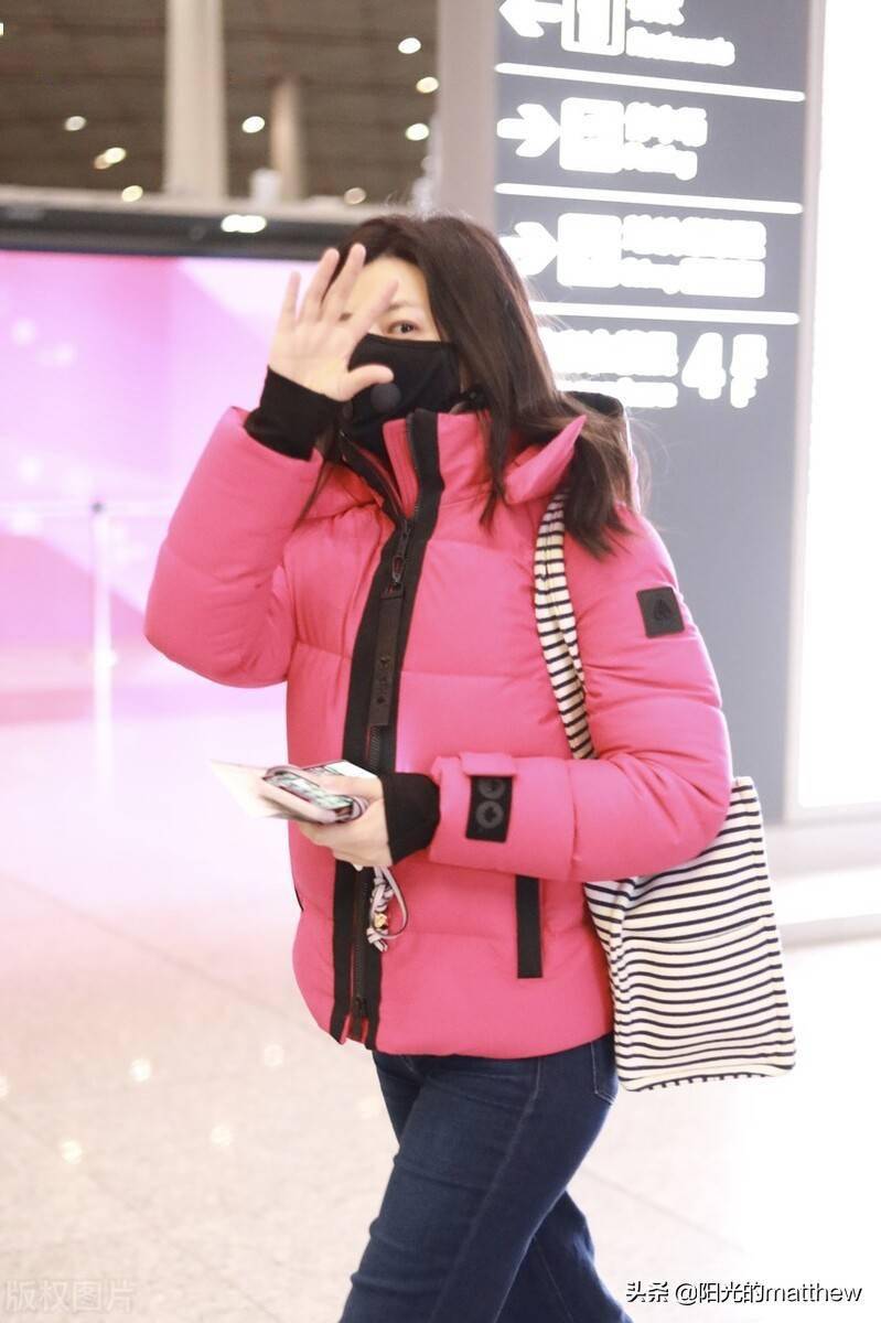 街拍:陈妍希穿玫红色羽绒服粉粉嫩嫩清新可爱似少女_机场_陈妍希_羽绒