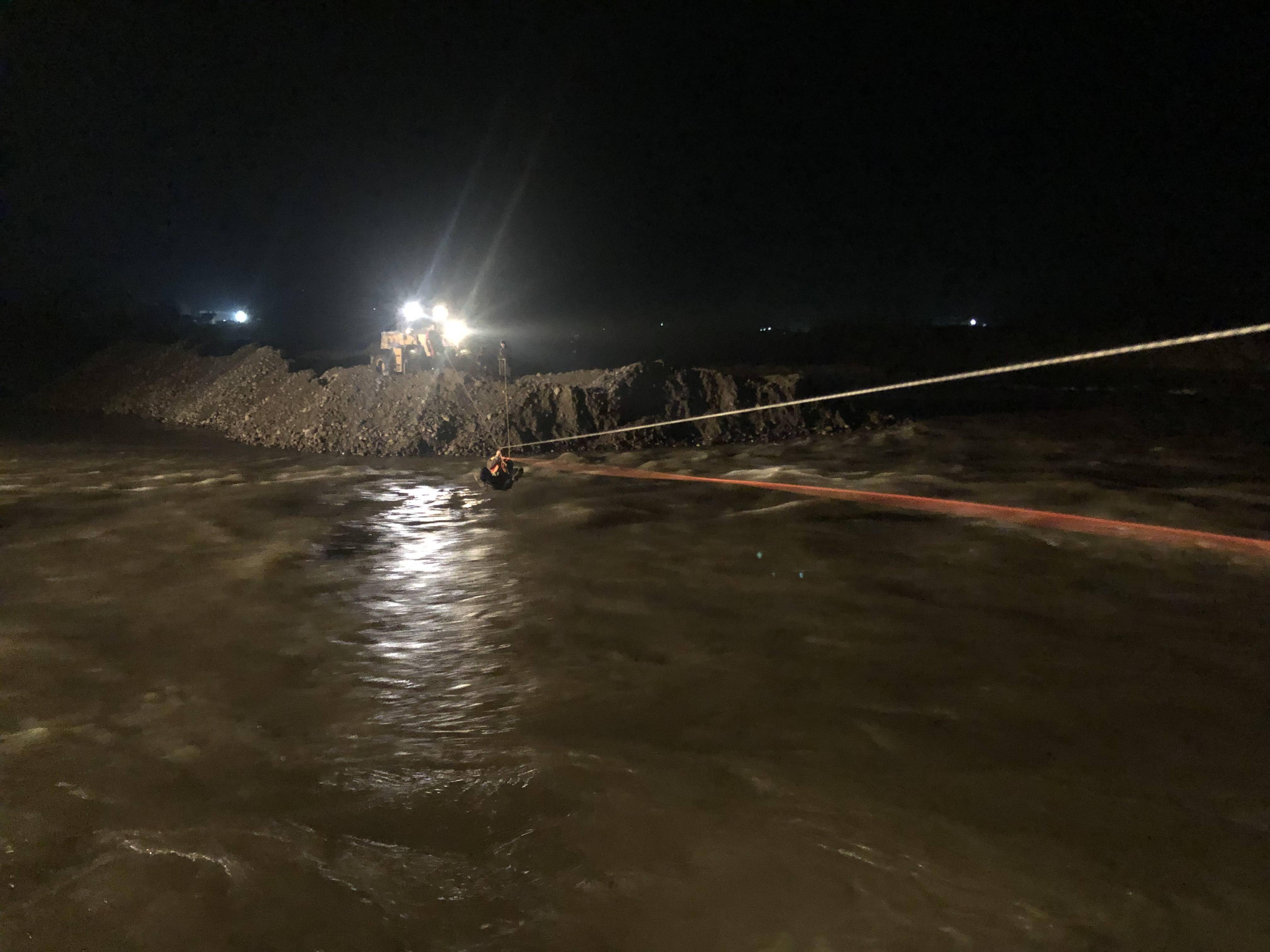 22日21时57分,攀枝花消防119指挥中心接到报警称:米易县白马镇大草坝