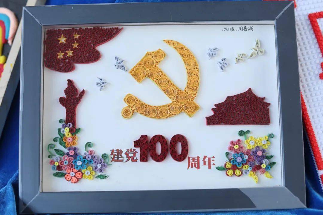 中国梦——口号设计"比赛活动,同学们开动脑筋,运用书法,剪纸,手工等