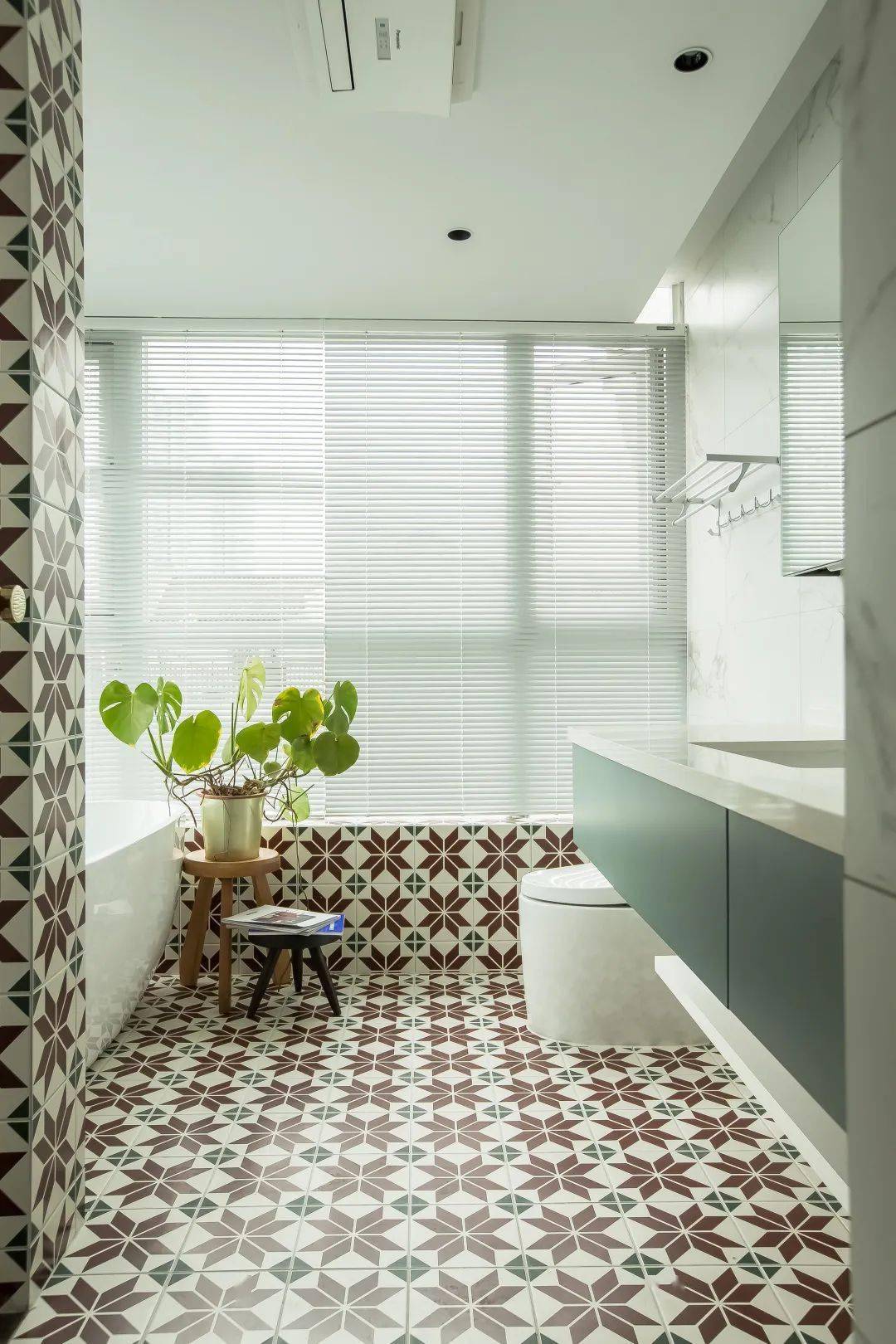 原卫生间是露台,经过物业批准做了搭建,宽敞的布局,容纳洗手台,马桶