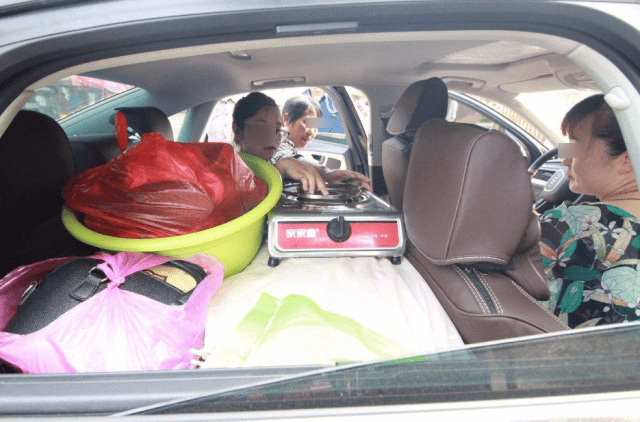 如果核载五人的汽车坐五个大人那还好,或者还是四个大人,一个有自保