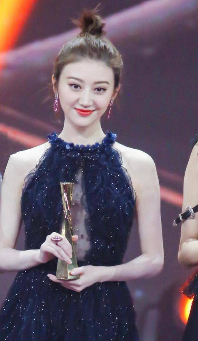 景甜气质确实好,随便扎个丸子头就有高级感,配"星空裙"好惊艳_元素