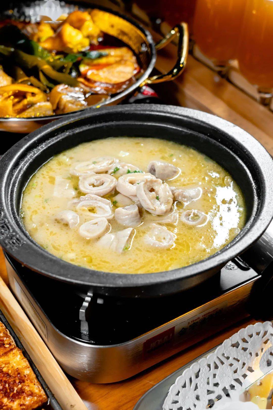 豆汤肥肠/最惊喜的美味当然是锅中抢眼的猪蹄,琥珀色的外表印证着它