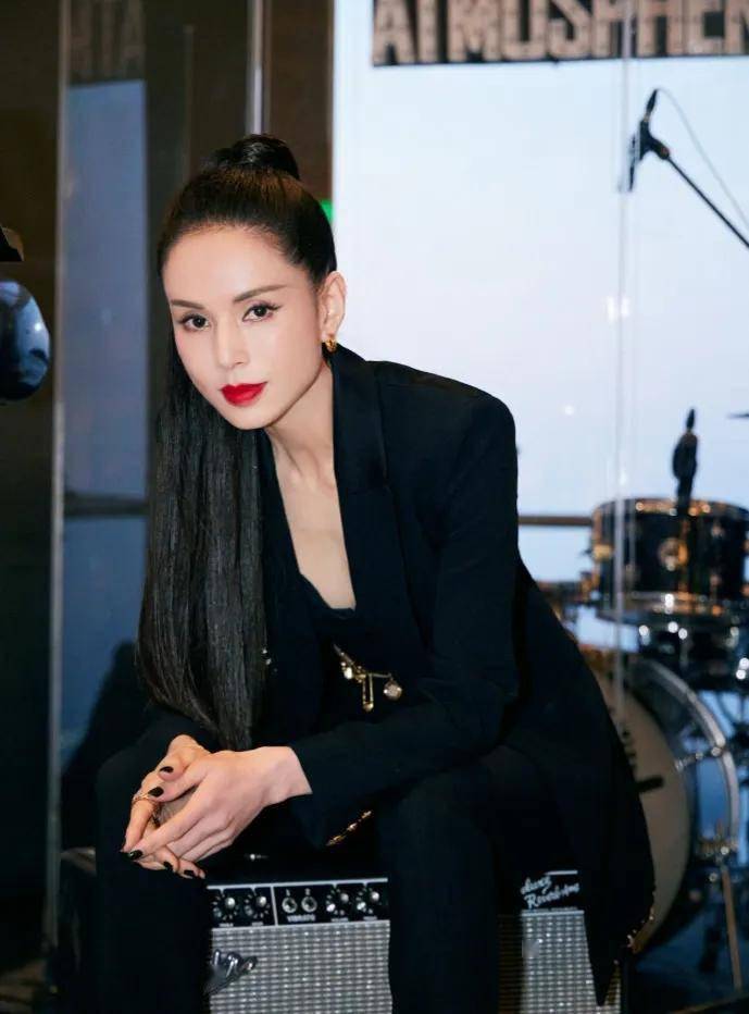 李若彤西装穿搭,黑色西装配黑色内搭,高马尾配大红唇,又美又飒_都美美