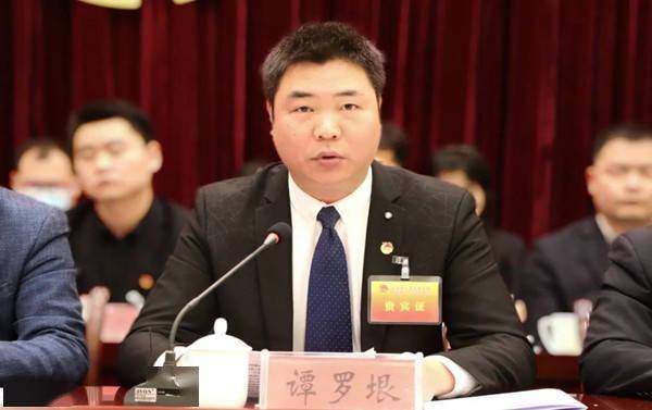 团县委书记侯威代表中国共产主义青年团南县第十九届委员会向大会作题