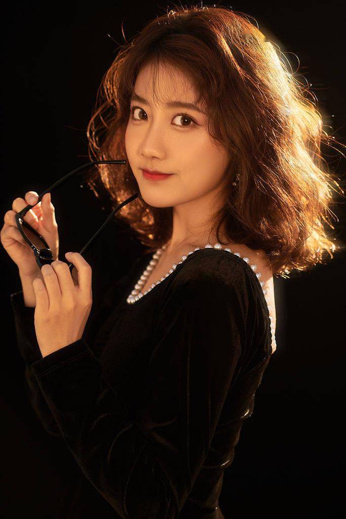 李艺彤生日写真氛围感拉满 黑裙红唇尽显复古摩登_目光_黑色_发型