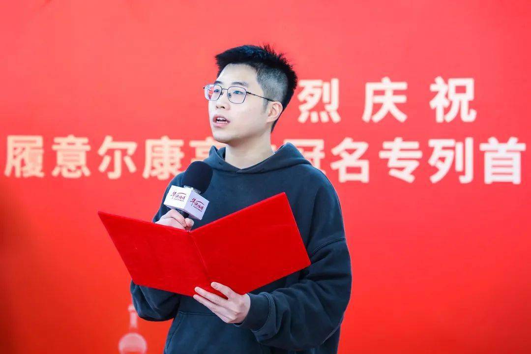 意尔康股份有限公司董事长助理单尔康在首发仪式上致辞,他表示,高铁是