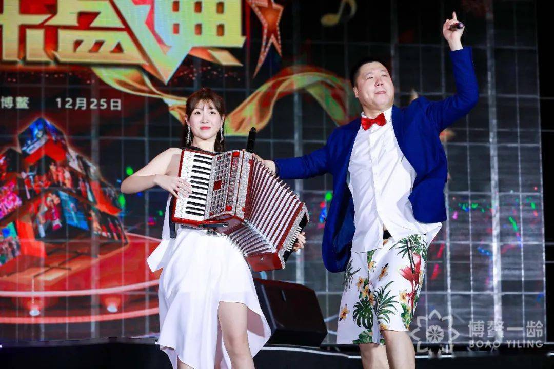 张默然,闫月合体表演△宋冠澎登台献艺△宋冠澎,王金凤演绎二人转