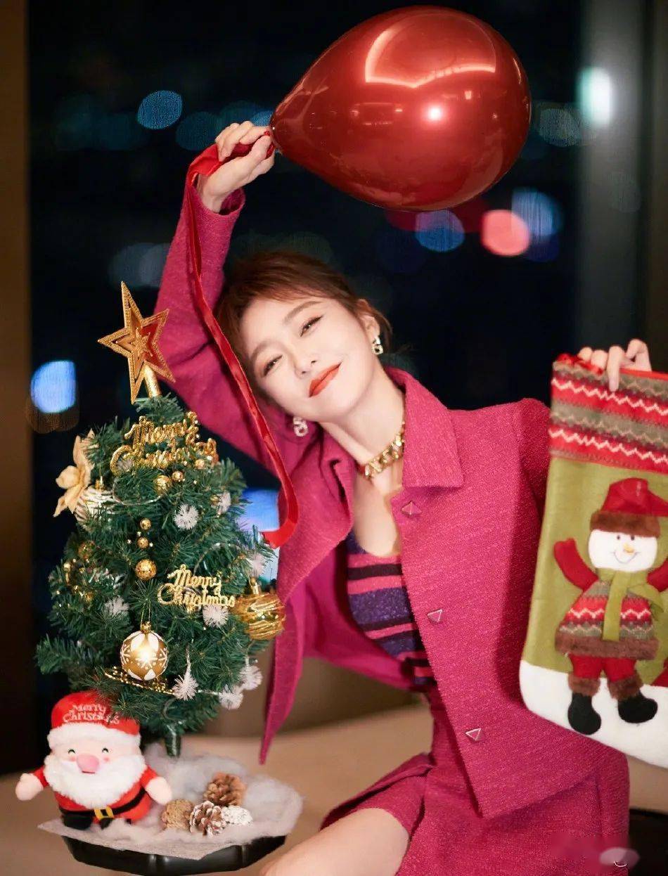 秦岚穿粉色套装手拿气球活泼俏皮