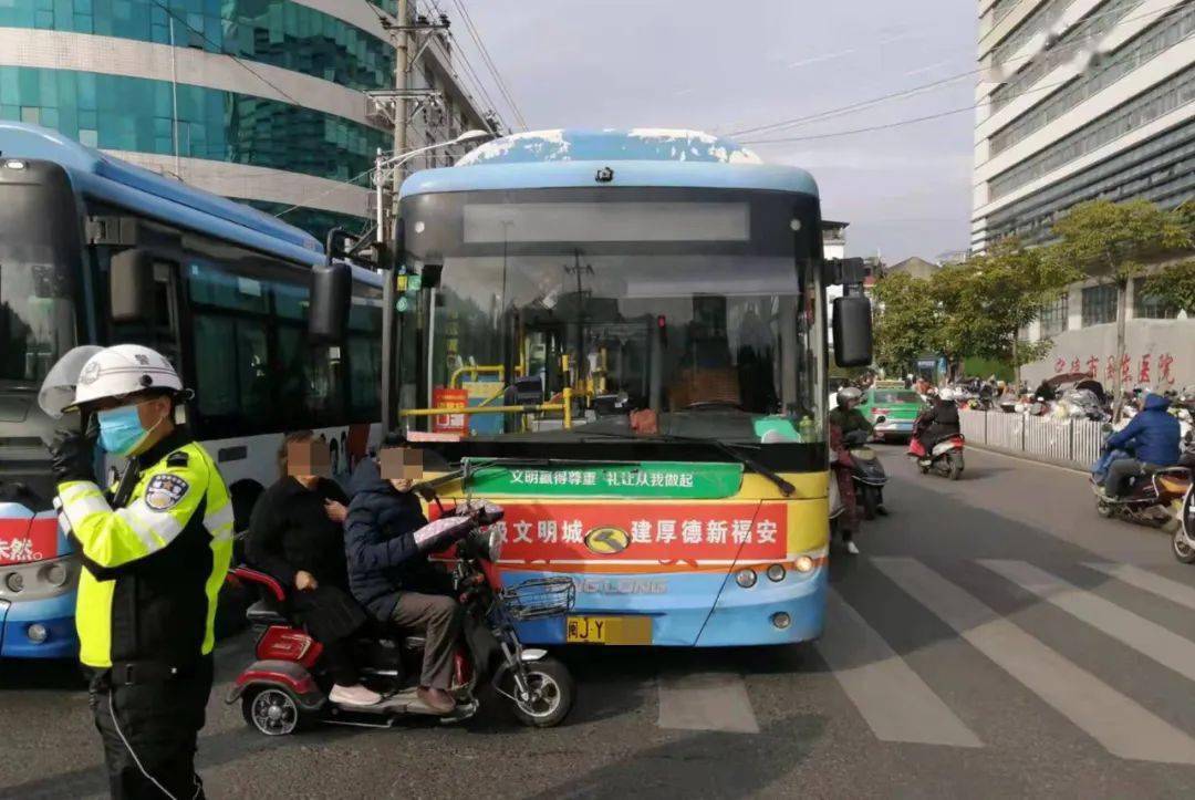 經瞭解, 老年代步三輪車駕駛人從鶴山路行駛至閩東醫院門口紅綠燈路口