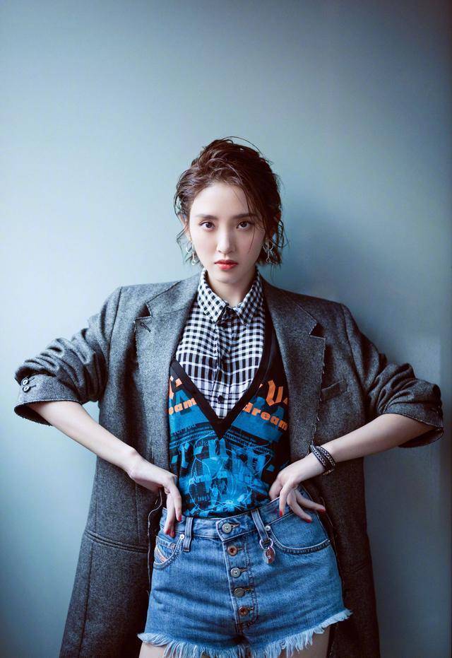 30岁唐艺昕称孕期爱游泳,首次曝光孕照,难怪张若昀爱了九年_下身_笑容