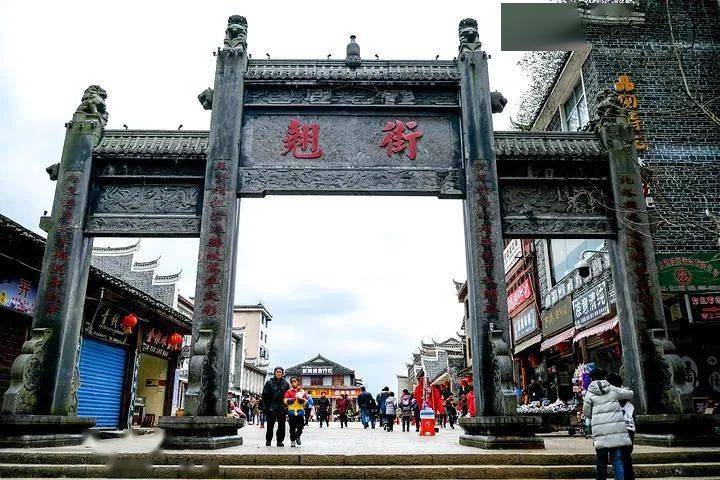 贵州黎平夕阳下的翘街